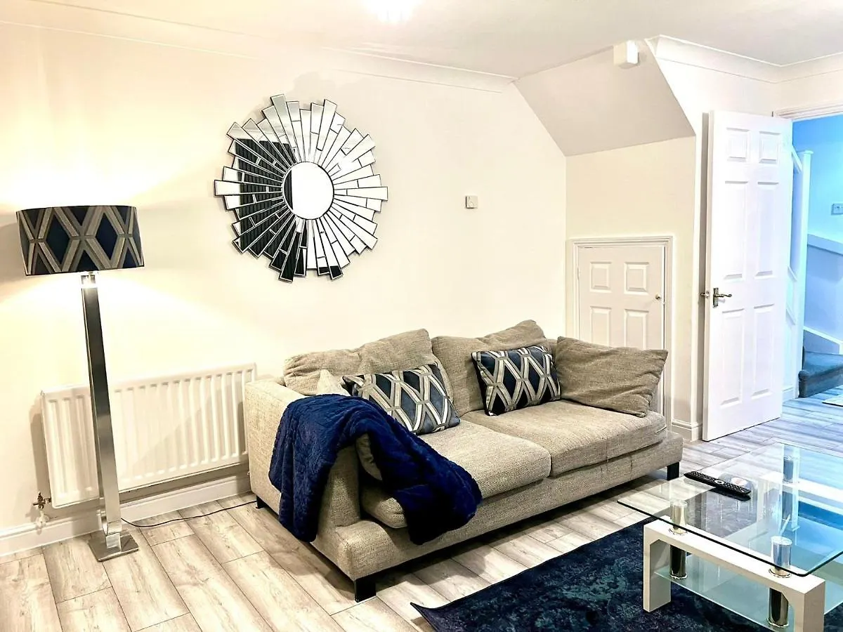 Modern Renovated 2-Bedroom House Barking
