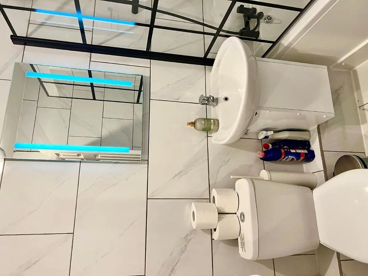 Modern Renovated 2-Bedroom House Barking